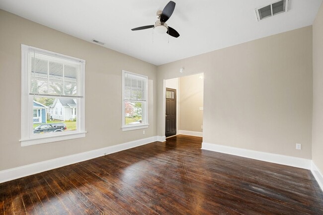 Building Photo - Quaint 3 Bedroom/2 Bath Home Located Near ...