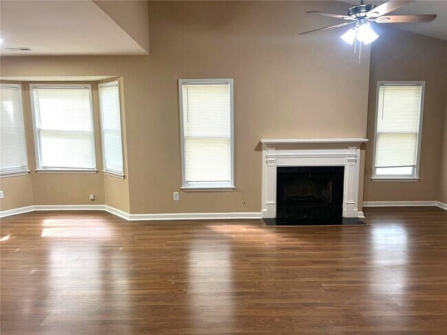 Foto del edificio - 8114 Woodlake Dr