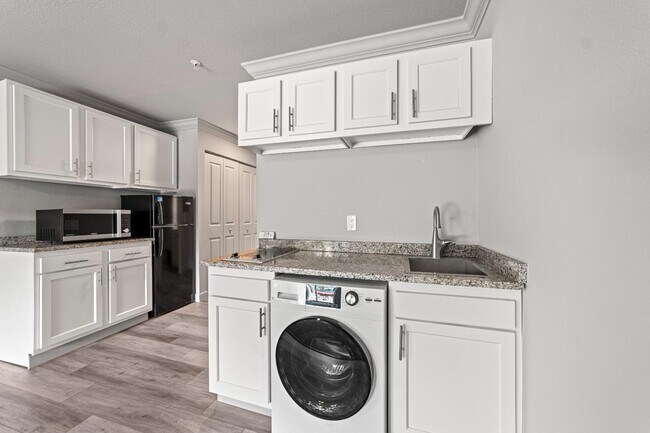Foto del edificio - 8050 Baymeadows Cir W