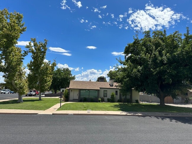 Building Photo - Newly Renovated 3 Bedroom, 2 Bathroom Home...