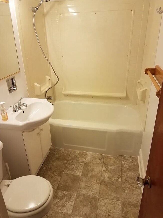 Foto del edificio - Centrally Located 2 Bed 1 Bath in Appleton