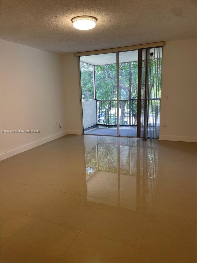 Foto del edificio - 8343 Lake Dr