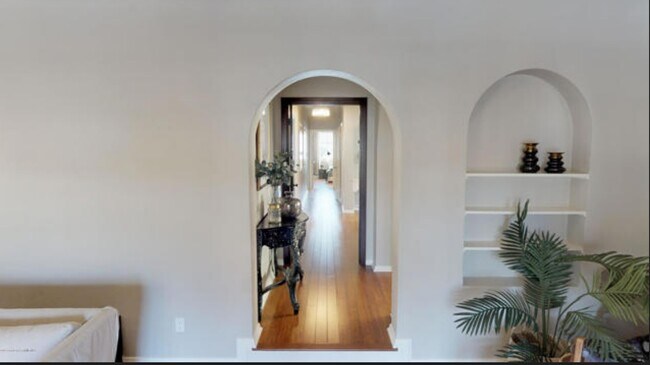 Building Photo - 355 N Mansfield Ave