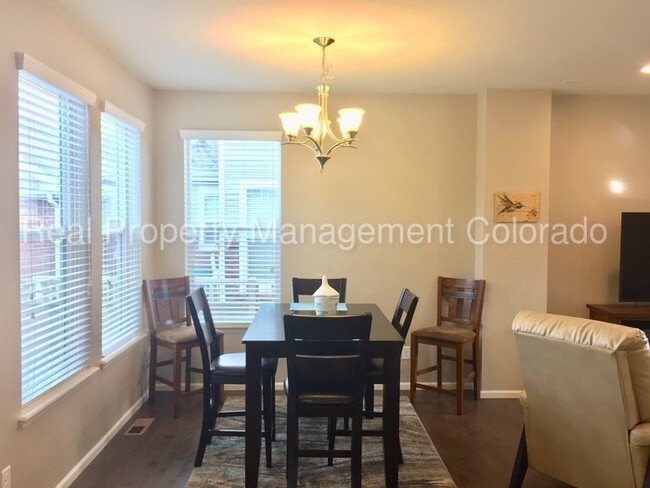 Building Photo - Beautiful 2 Bed, 2.5 Bath in Pioneer Hills