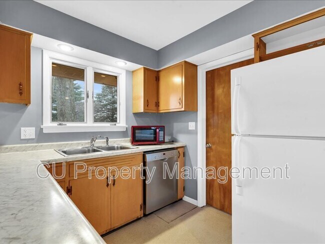 Building Photo - 905 Broadmoor Dr