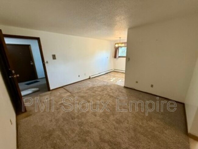 Building Photo - 440 S Western Ave
