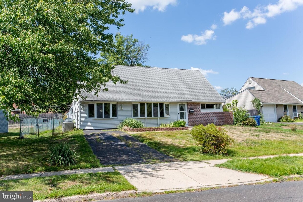 15 Violet Rd, Levittown, PA 19057 House Rental in Levittown, PA