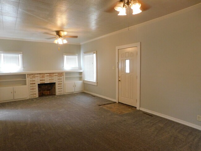 Building Photo - Lots of character in this 3 bedroom/1 bath...