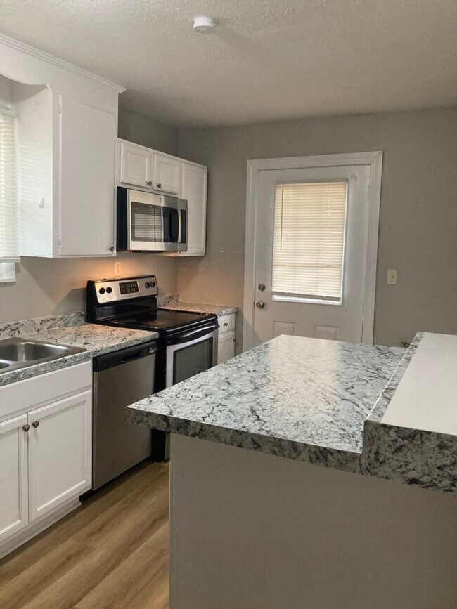 Foto del edificio - West Nashville 3BR Duplex - Free Rent
