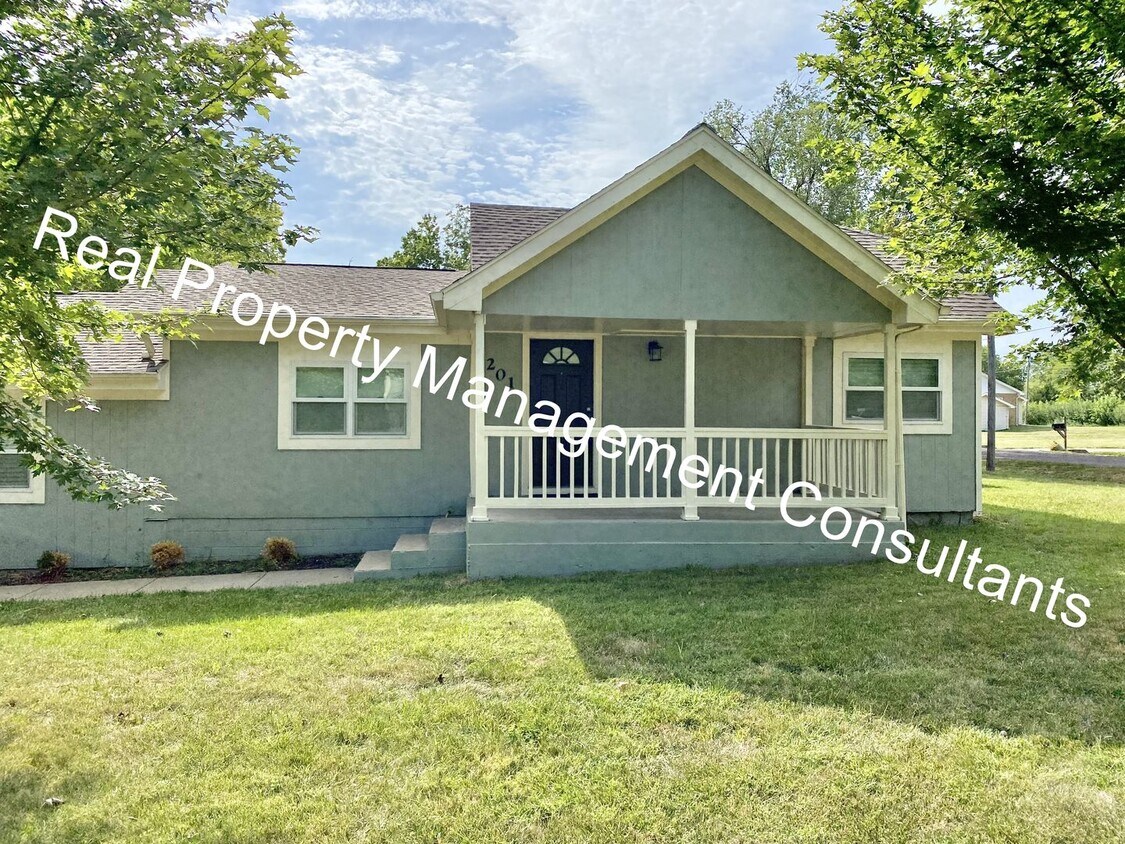 Primary Photo - Charming 4 Bedroom 2 Bathroom Available Now