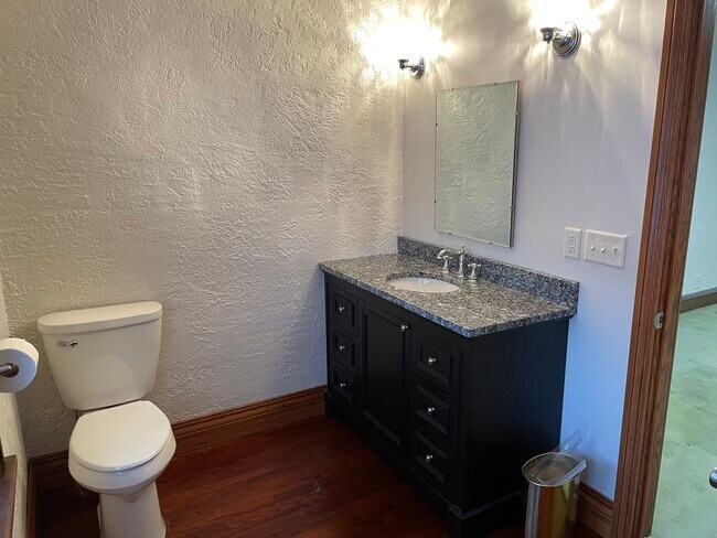 Foto del edificio - 204 E 3rd St