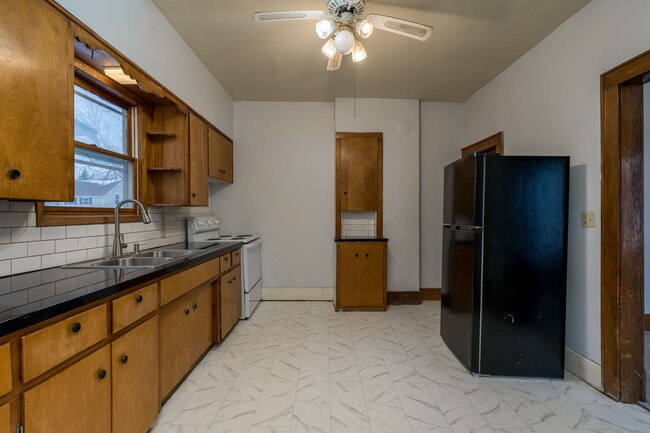 Building Photo - 629 3rd St NE