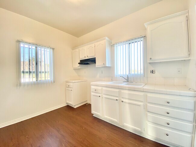 Foto del edificio - 1605 W Vernon Ave