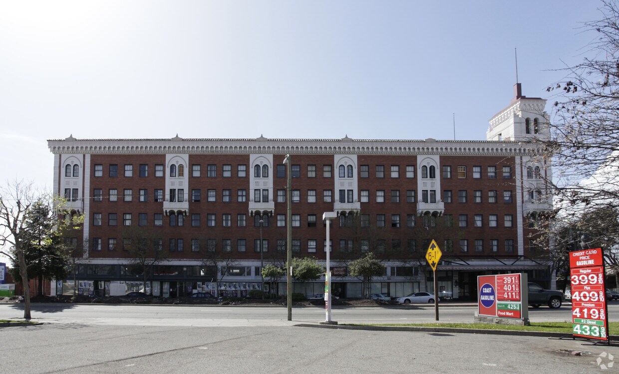 Foto del edificio - California Hotel