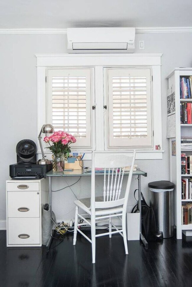 Foto del edificio - Adorable 1 bed / 1 bath Stand-Alone Bungalow in the Heart of Echo Park with Laundry & Parking