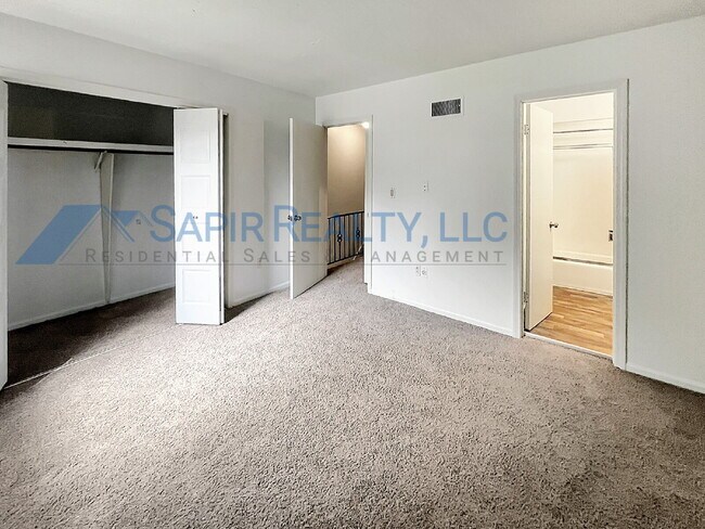 Building Photo - 6000 Regent Manor