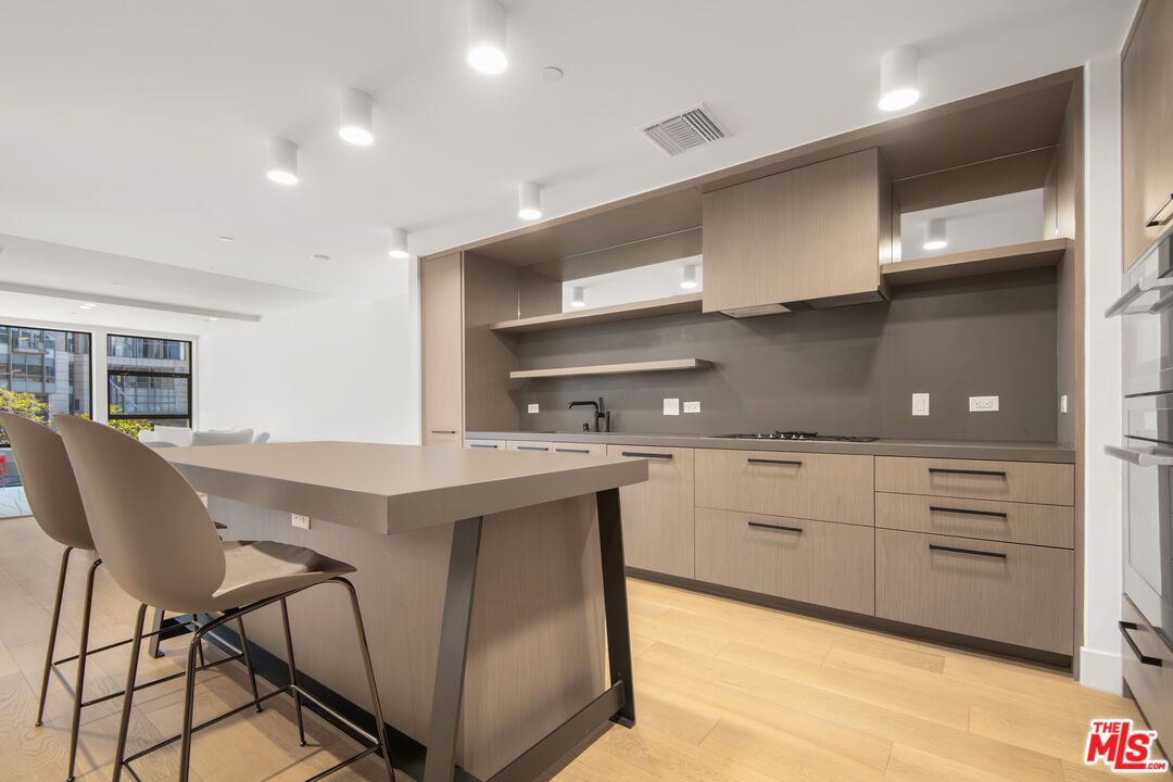 Foto principal - 10777 Wilshire Blvd