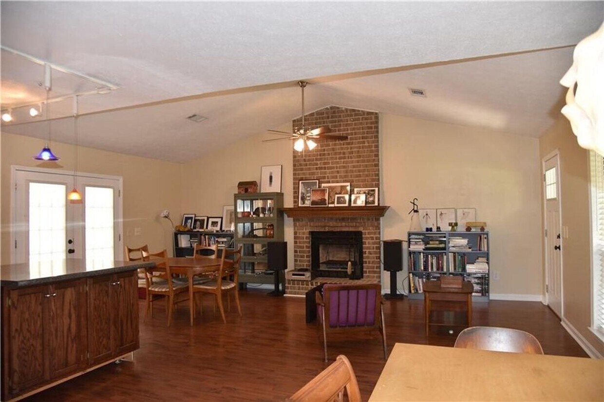 Building Photo - Heart of Auburn! 2 Bedroom Townhouse For Rent