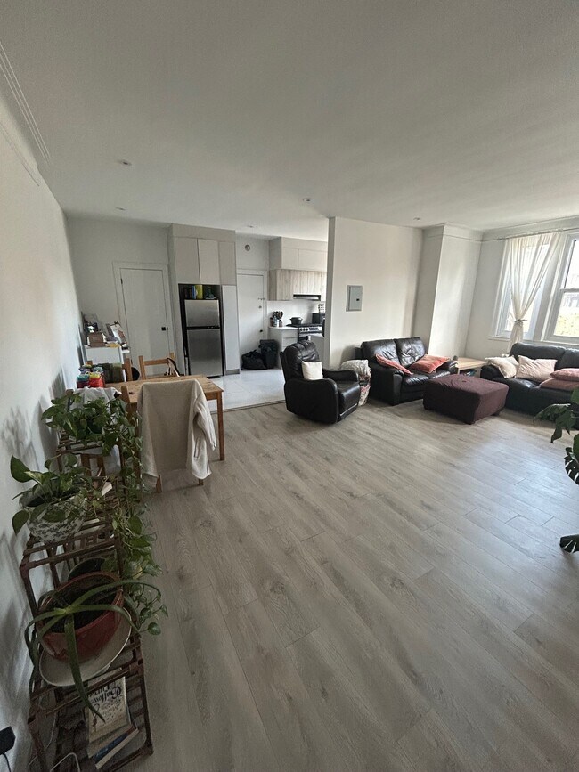 Building Photo - 5550 Ch De La Côte-Saint-Luc