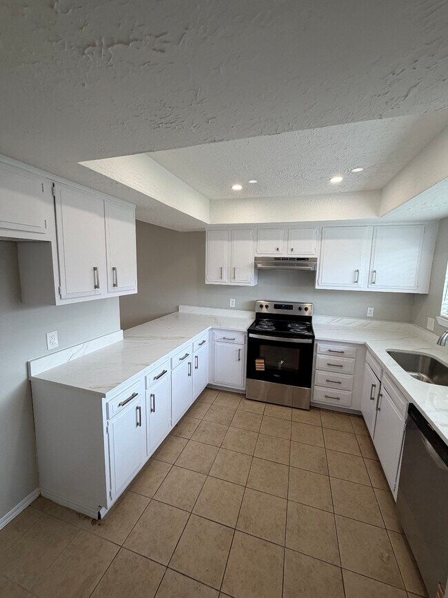 Foto del edificio - 6423 S Briar Bayou Dr