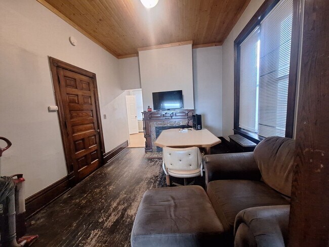 Foto del edificio - Large 3 Bedroom Open July 1st!