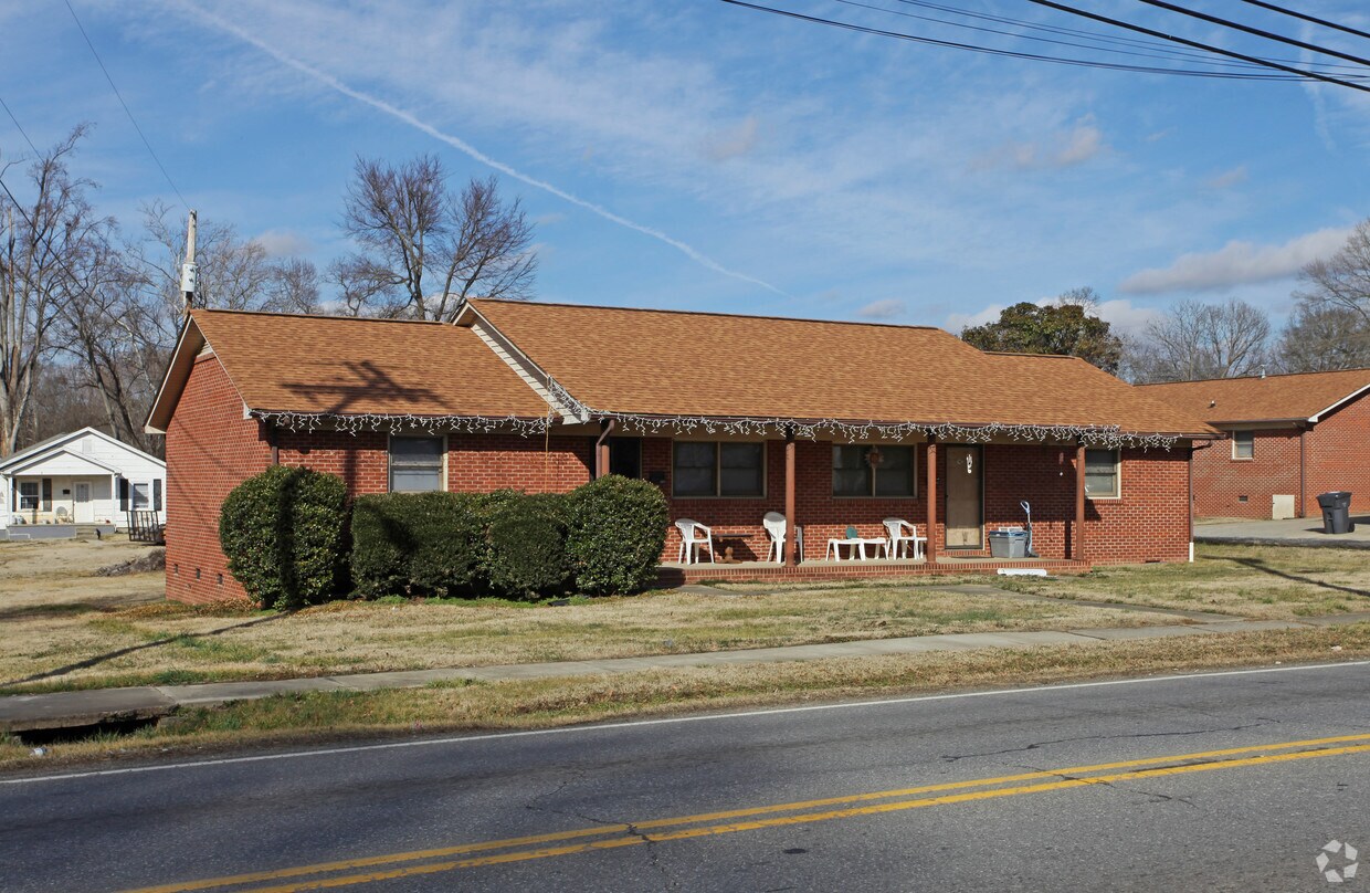 302306 E Trade St, Dallas, NC 28034 Apartments in Dallas, NC