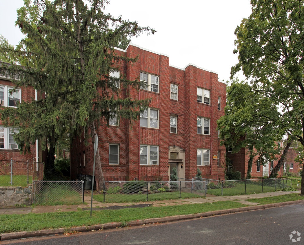 Primary Photo - 2115 R St SE
