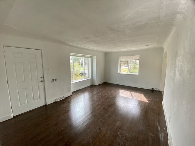 Building Photo - 2 Bedroom 1 Bathroom Ranch Centrally located in East Park Hil.