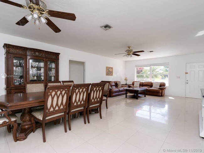 Foto del edificio - 1191 NE 175th St