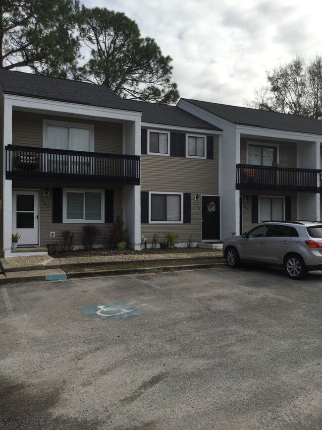 Building Photo - Townhouse Close to Summerville High School