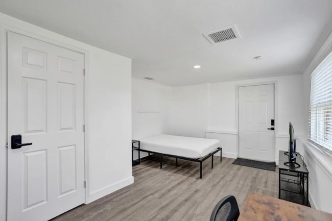 Building Photo - 303 NE Solida Cir