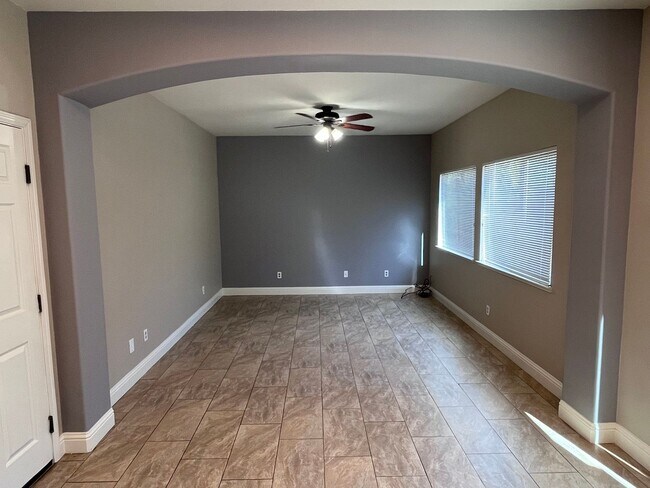 Foto del edificio - BEAUTIFUL HOME IN ROSEVILLE IN GATED COMMU...
