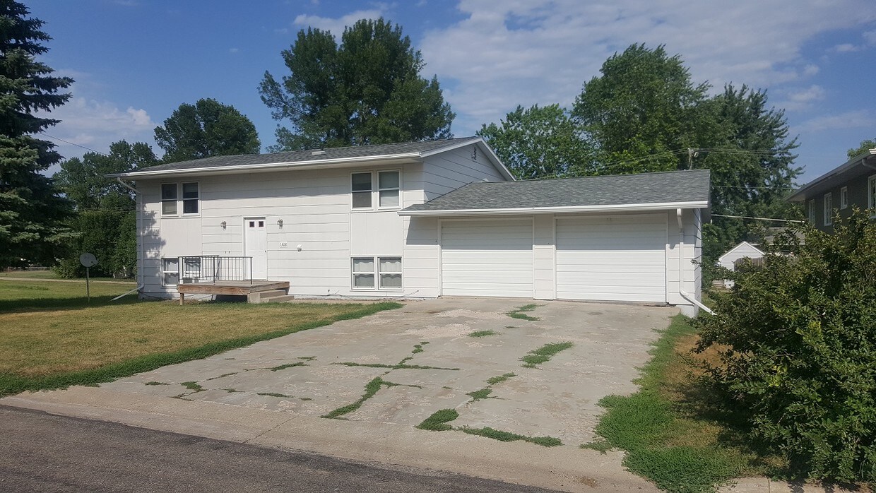 1308 6th Ave NW, Jamestown, ND 58401 Apartments in Jamestown, ND