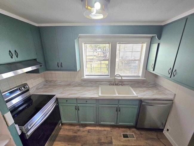 Building Photo - 5 bed and 3 bath (4 bed/2bath house) & (1 bed/1 bath home)