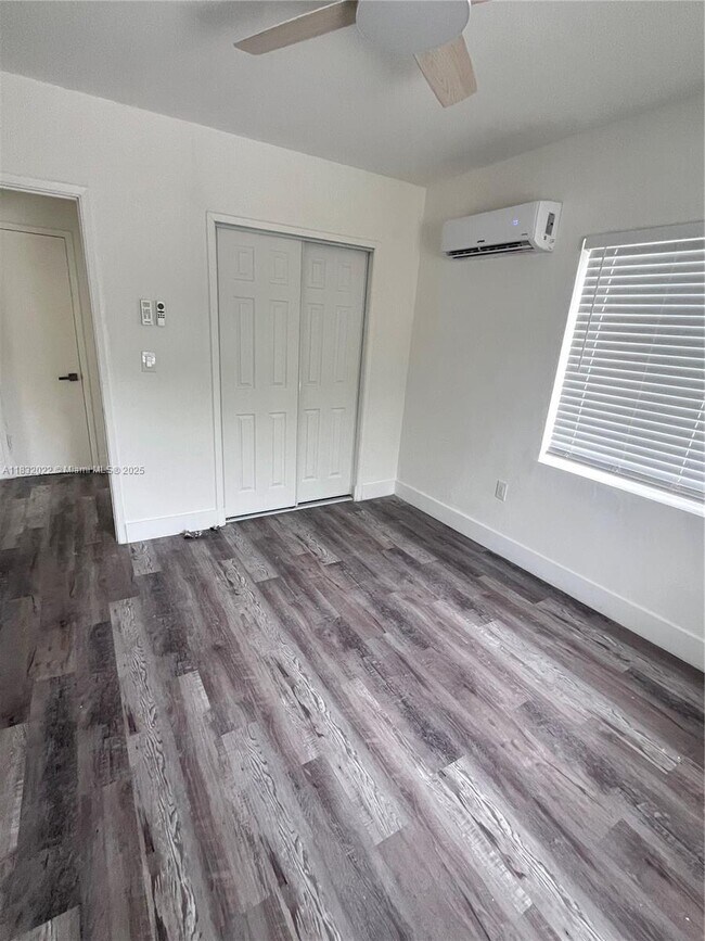 Foto del edificio - 250 NE 76th St