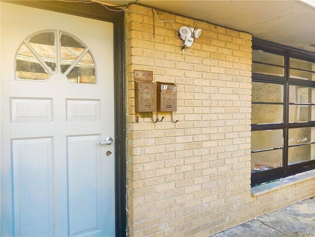 Building Photo - 87 Vineyard Ave