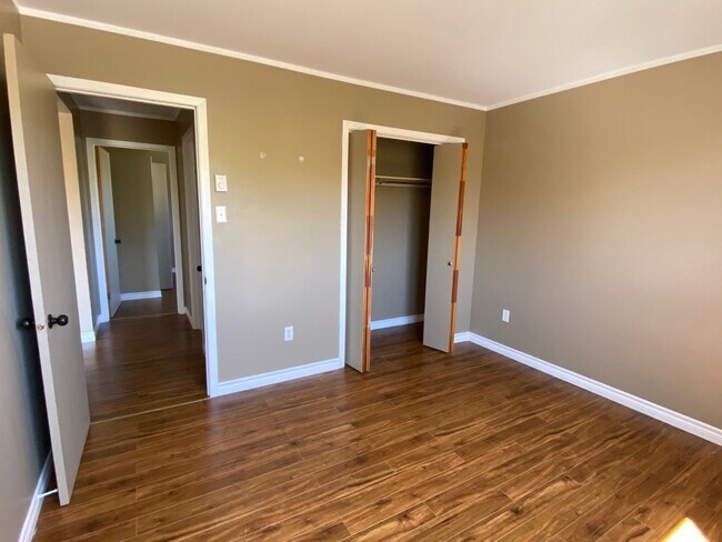 Building Photo - 9 Green Valley Dr