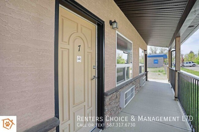 Building Photo - Bachelor Suite, Furnished, Dog Friendly, U...