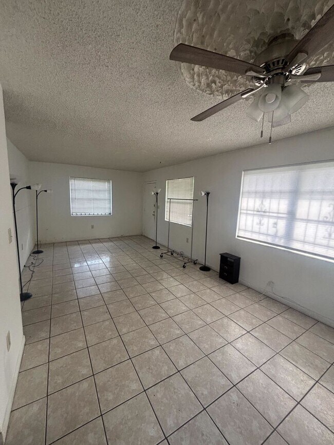 Foto del edificio - 15811-15813 NW 38th Place