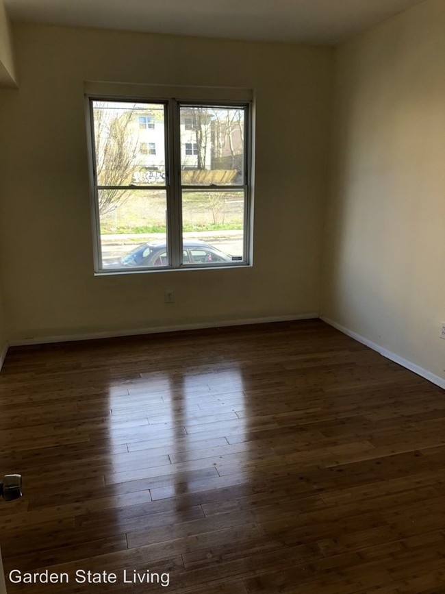 Building Photo - 4 br, 1 bath House - 261 S 10th St