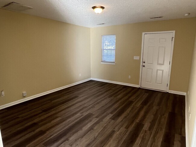 Building Photo - Refreshed 3 Bedroom House in NW Charlotte