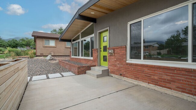 Building Photo - Modernized Mid Century Home Near Broadmoor