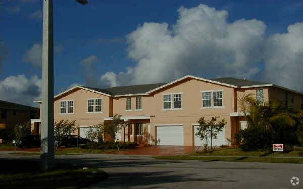 Building Photo - Tropic Isles Town Homes