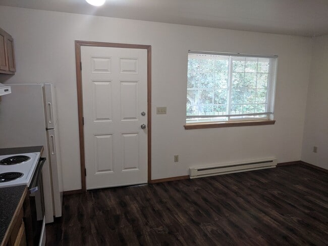 Building Photo - CUTE, EFFICIENT STUDIO