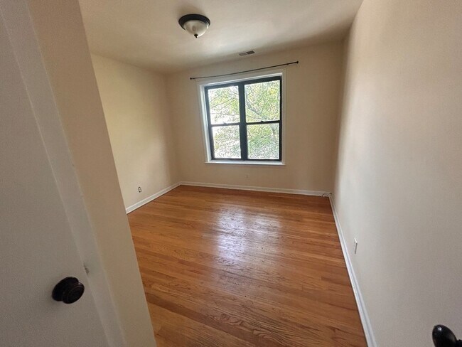 Foto del edificio - 4811 W Warwick Ave