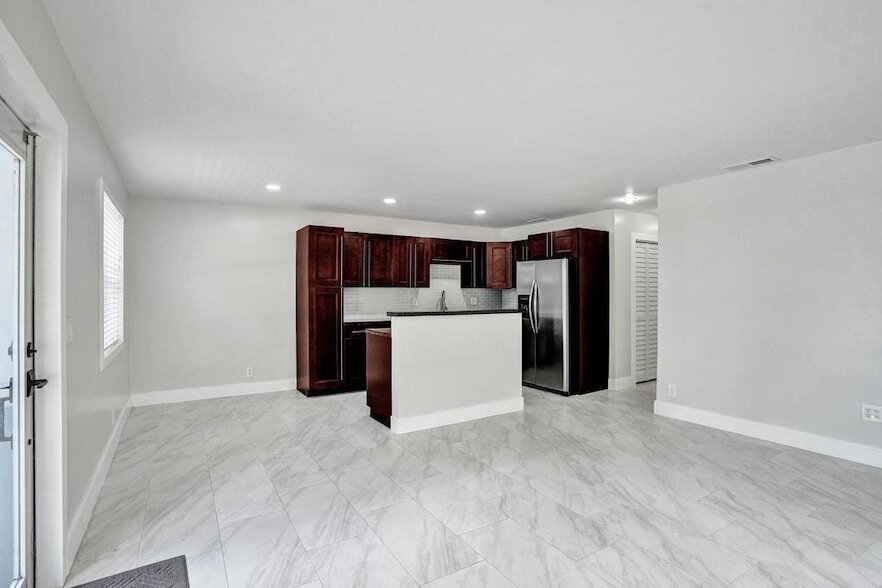 Primary Photo - 800 SW 12th Ct