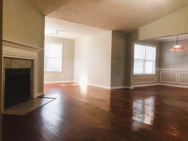 Building Photo - Beautiful 3b Room!Move in ready!