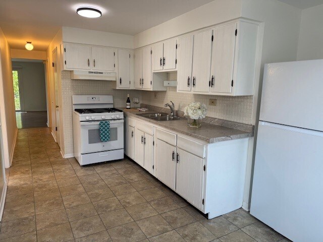 Kitchen - 260 E Lake St