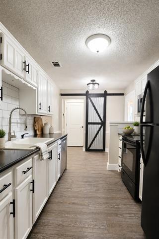 Foto del edificio - 7414 Ryan Rd