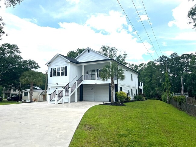 Building Photo - Stunning 3 Bedroom, 2.5 Bath Home off the ...